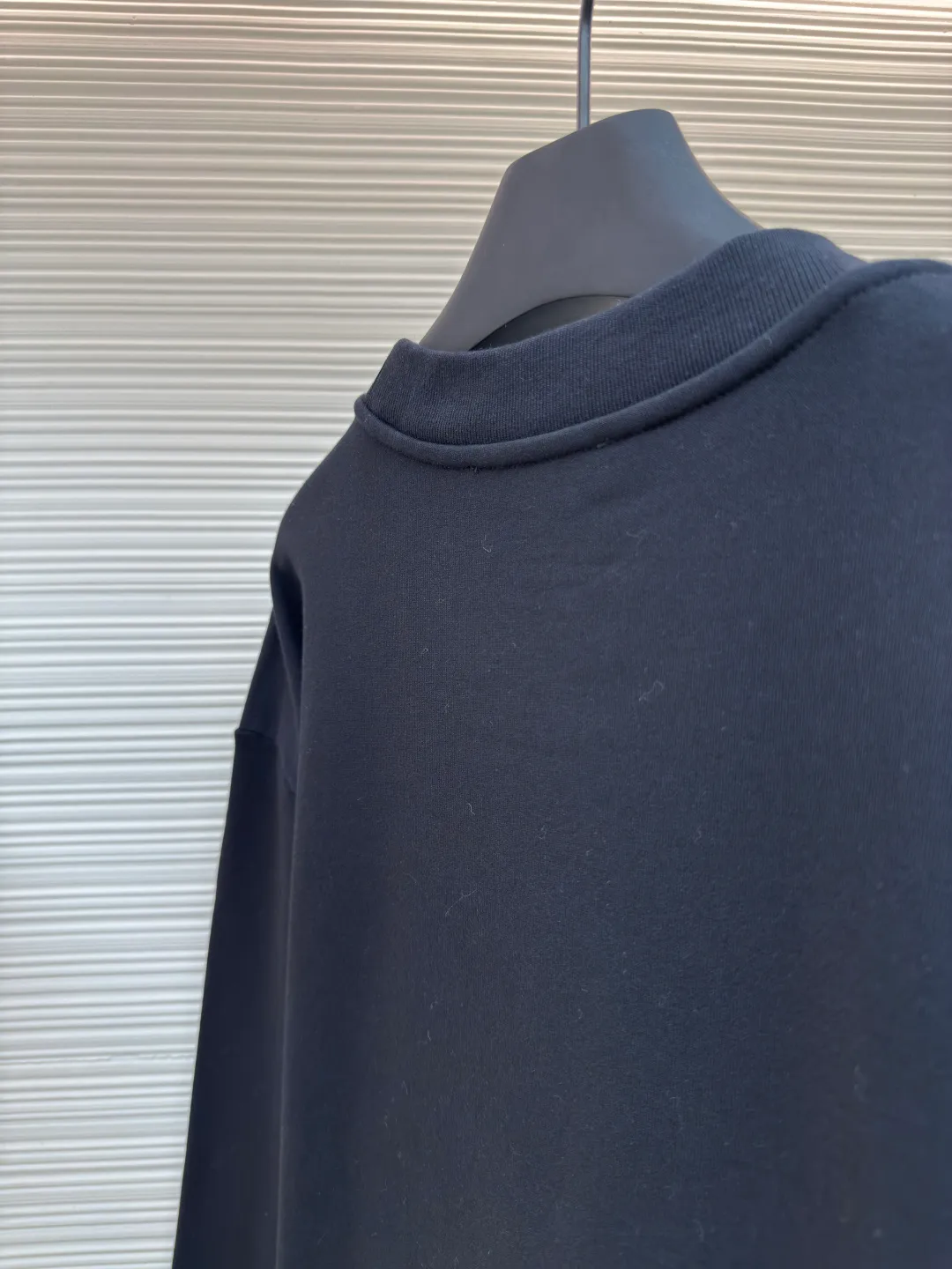 LOUIS VUITTON Obsidian claw diamond sweatshirt ●Authentic product: Purchased and developed for 16700 ●Item number: 1680292-B15 ●Fabric: Double-strand large terry bottom sweatshirt fabric ●Technology: Hand-picked stitch and embroidered chapter production ●Version: Fitted version ●Weight: about 585 grams ●Size: XS-S-M-L ●Description: The fabric is made of cotton 32s double-ply large terry bottom sweatshirt fabric, matched with 26s double yarn 1*1 horizontal machine weaving thread, the front panel is hand-picked and embroidered with an embroidered patch, the patch is made of non-woven material, laser burned to produce the embroidered patch, the outer ring is flat embroidered, and the inside is lined with bead positioning lines, customized elliptical claw drill base, two specifications of flat top drill, 3*7 There are two kinds of square diamonds, 6*6. The diamonds are all made of obsidian high-bright polishing material. The beads are manually mounted on a wooden frame. The beading time for a single piece of chapter reaches 3.5 hours. The overall wiring is straight and delicate, the fabric is comfortable and soft, and the color is consistent without color difference. It can be matched with the same style to create a fashionable look and control various occasions. Customized accessories, complete with three standards, same style for men and women!